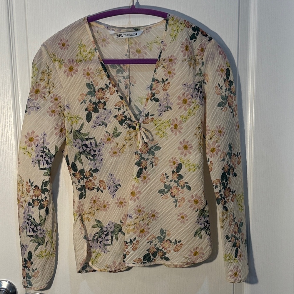 Zara Cream Floral V-Neck Blouse size XS